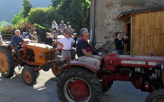 Y22_004822_Deambulation tracteurs anciens halte aux Angelas Fete du Plan d'Eau 30 07 2022 (3).jpg